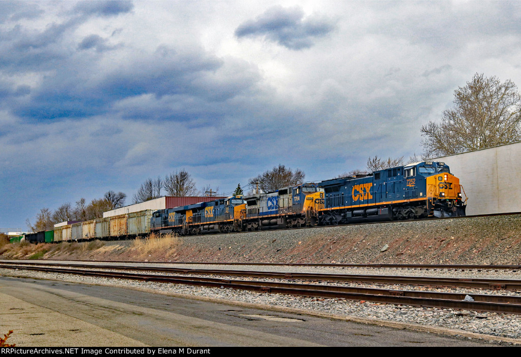 CSX 7252 on Q-403